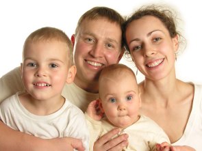 family of four faces isolated 3 Familie Mutter, Vater, 2 Kinder, davon ein Baby