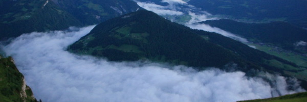 Bergspitze im Nebel