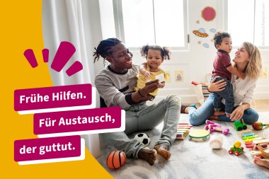 Mutter und Vater schauen ihr Baby an. Beide sehen erschöpft aus.