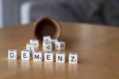 Foto: Buchstabenwürfel, die das Wort "Demenz" bilden