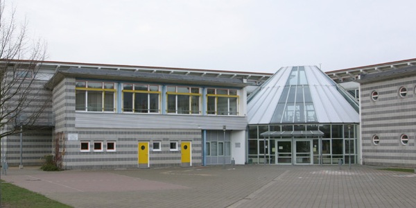 Eingangsbereich und Schulhof der Schule am Hinkelsteinof Eingangsbereich und Schulhof der Schule am Hinkelstein