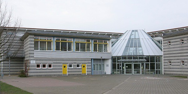 Eingangsbereich und Schulhof der Schule am Hinkelsteinof Eingangsbereich und Schulhof der Schule am Hinkelstein