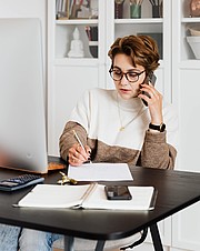 Foto: am Schreibtisch arbeitende Frau