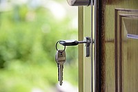 Foto: Ein Schlüssel steckt in einer Haustür.