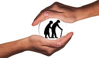 Foto: Eine Hand hält eine durchsichtige Blase. Darin befindet sich ein Seniorenpaar. Eine andere Hand wird schützend über die Blase gehalten.