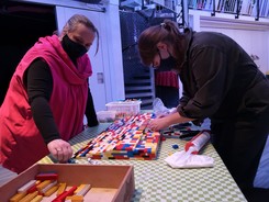 Die Legobauerinnen bei der Arbeit