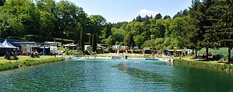 Blick auf einen idyllischen Badesee Blick auf einen idyllischen Badesee