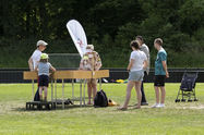 Menschen spielen Showdown mit Augenklappe (Tischball)