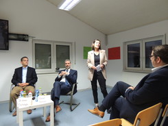 Sozial- und Jugenddezernentin Christel Sprößler spricht vor den Anwenden