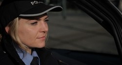 Anna Lange mit Polizeimütze