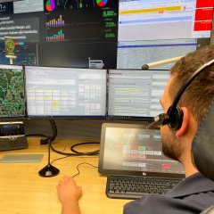 Leitstellendisponent am Arbeitsplatz Leitstellendisponent am Arbeitsplatz