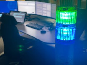 Arbeitsplatz hinter Anzeigeleuchte