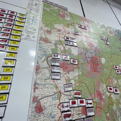 Standortkarte mit Feuerwehrfahrzeugen Standortkarte mit Feuerwehrfahrzeugen