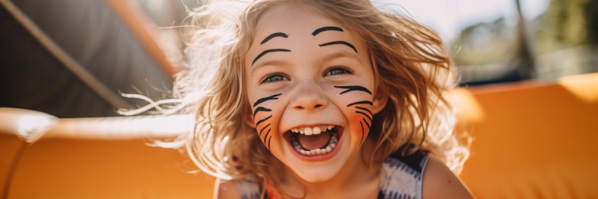 Lachendes Kind vor Hüpfburg (generiert mit KI)