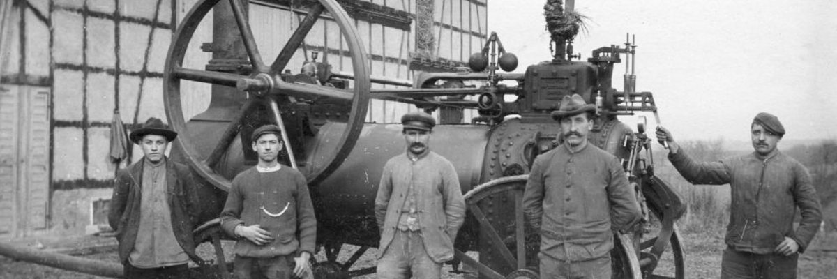 Männer vor einer Dampfmaschine ca. 1920