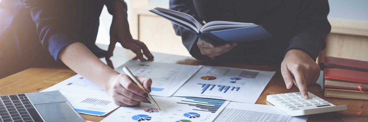 Eine Gruppe von Frauen in Businesskleidung überprüfen statistische Daten zur Chancengleichheit in der Verwaltung.