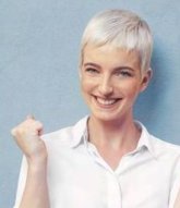 FRau streckt Fäuste in die Luft