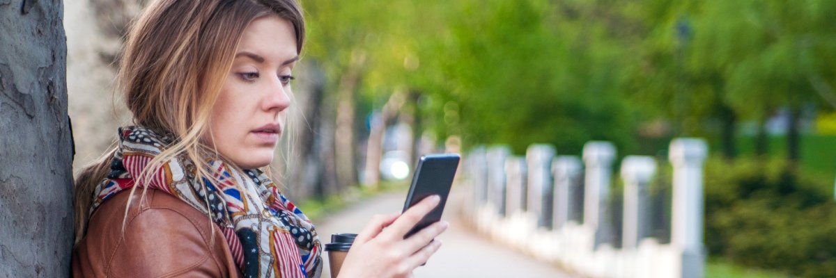 Frau mit Handy