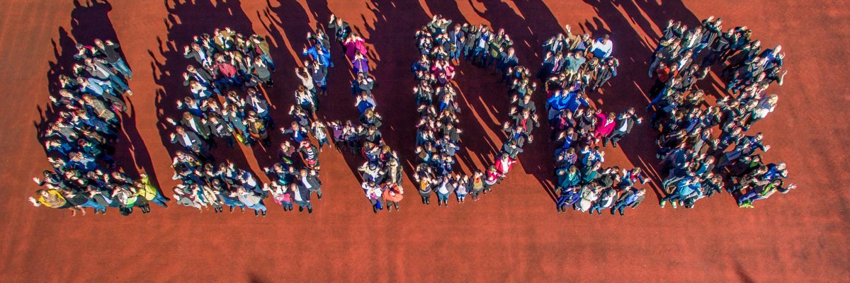 Schriftzug LEADER mit Menschen