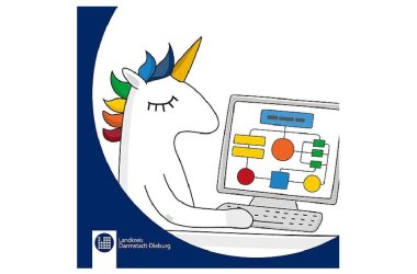 Ein Einhorn sitzt vor dem Notebook und plant eine Veranstaltung.