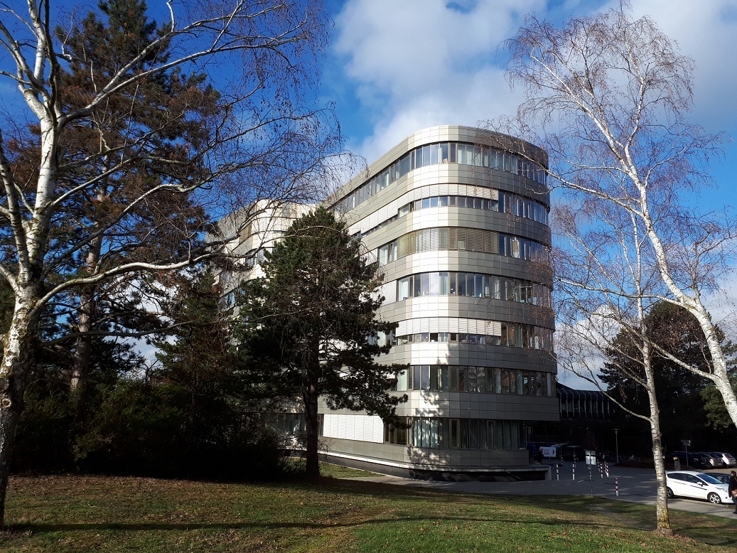 Auf dem Bild ist das Gebäude des Jobcenters-Darmstadt-Dieburg von der Seite zu sehen.