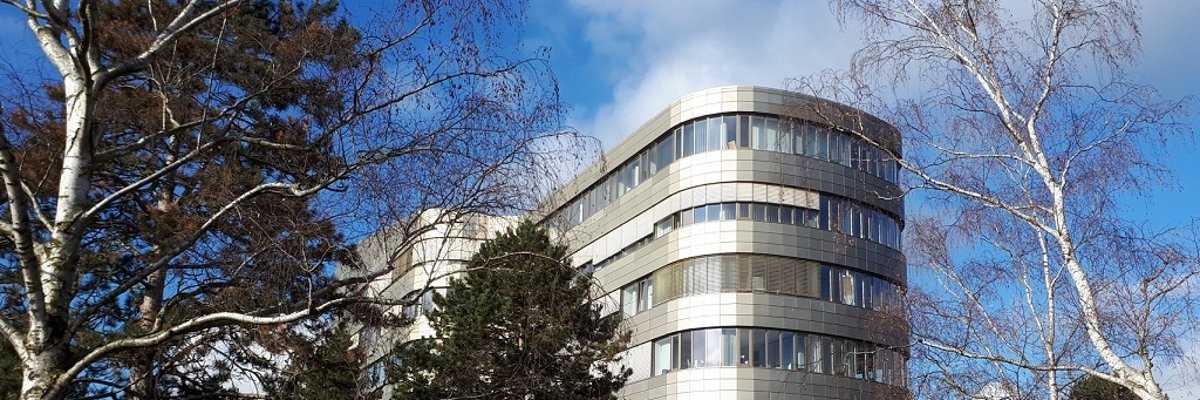 Auf dem Bild ist der obere Teil des Gebäude des Jobcenters-Darmstadt-Dieburg von der Seite zu sehen.