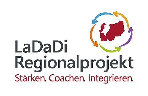 Das Bild zeigt das Logo des LaDaDi Regionalprojekts, mit dem Motto Stärken, Coachen, Integrieren.