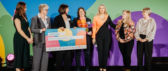 Menschen mit Scheck in der Hand