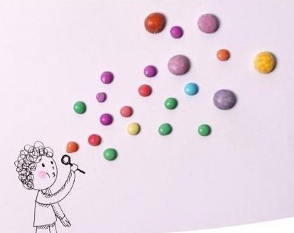 Illustration einer Person, die bunte Kugeln in die Luft bläst, darüber der Text 'Kollegialer Online-Austausch für pädagogische Fachkräfte: DemokratieWerkstatt'