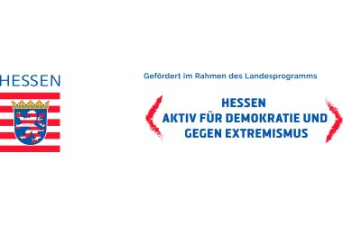 Wappen von Hessen mit rot-weiß gestreiftem Löwen und goldener Krone neben dem Text 'HESSEN AKTIV FÜR DEMOKRATIE UND GEGEN EXTREMISMUS'.