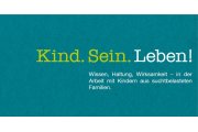 Text auf blauem Hintergrund mit der Überschrift 'Kind. Sein. Leben!' und dem Untertitel 'Wissen, Haltung, Wirksamkeit – in der Arbeit mit Kindern aus suchtbelasteten Familien'