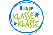 Rundes Logo mit blau-grünem Schriftzug 'KIKS UP KLASSE KLASSE' in handschriftlicher Schrift und blauem Kreisrand