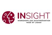 Logo mit stilisiertem Gesicht in Kreisform und Schriftzug 'INSIGHT WORKSHOPS ZUR SUCHTPRÄVENTION MADE BY LADADI'