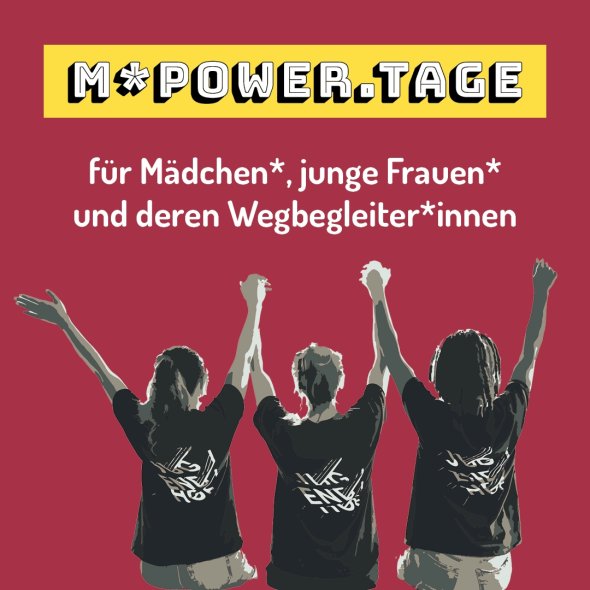 Drei Personen von hinten mit erhobenen Armen vor rotem Hintergrund und Text 'M*POWER.TAGE für Mädchen*, junge Frauen* und deren Wegbegleiter*innen'
