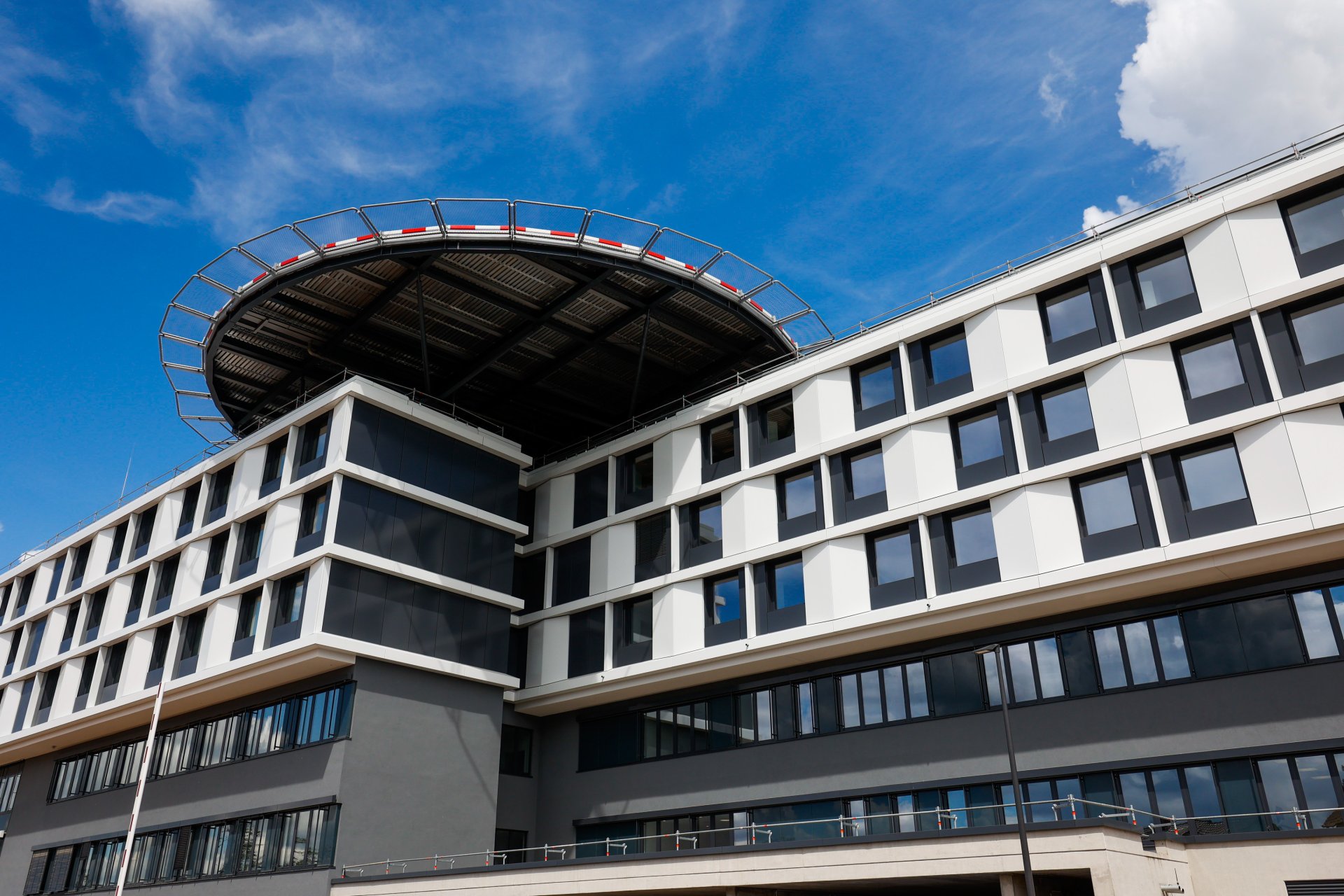 KKHUmstadt20240527 Außenansicht des neuen Bettenhauses der Kreisklinik mit Hubschrauberlandeplatz auf dem Dach
