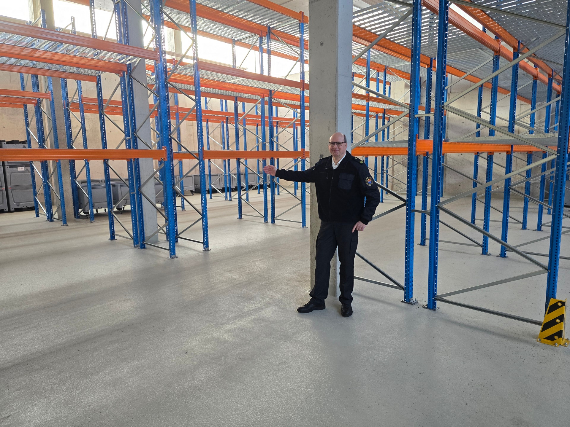 Kreisbrandinspektor Matthias Maurer-Hardt vor Regalen im neuen Katastrophenschutzlager