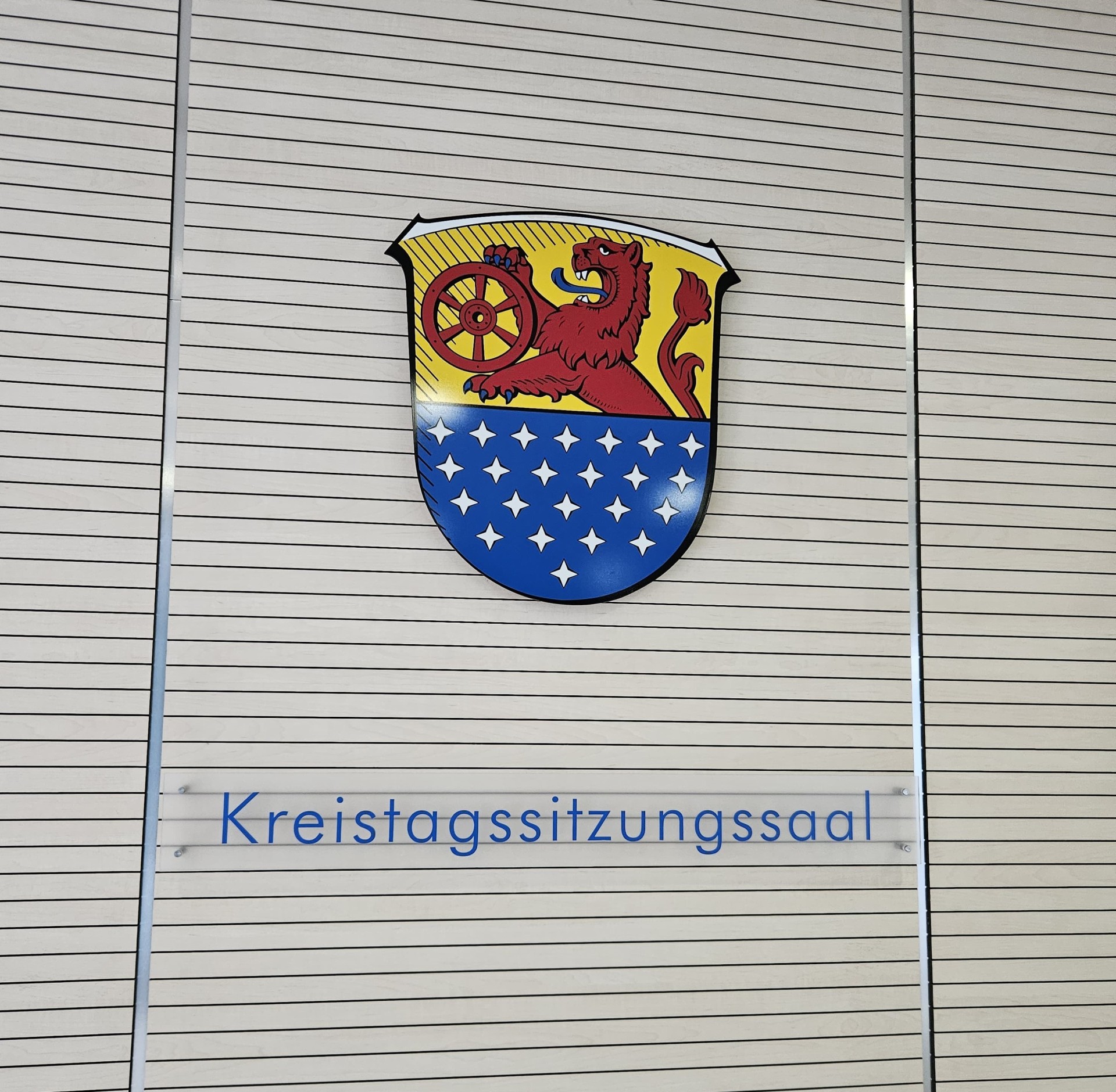 Das Wappen des Landkreises an der Tür des Kreistagssitzungssaales 