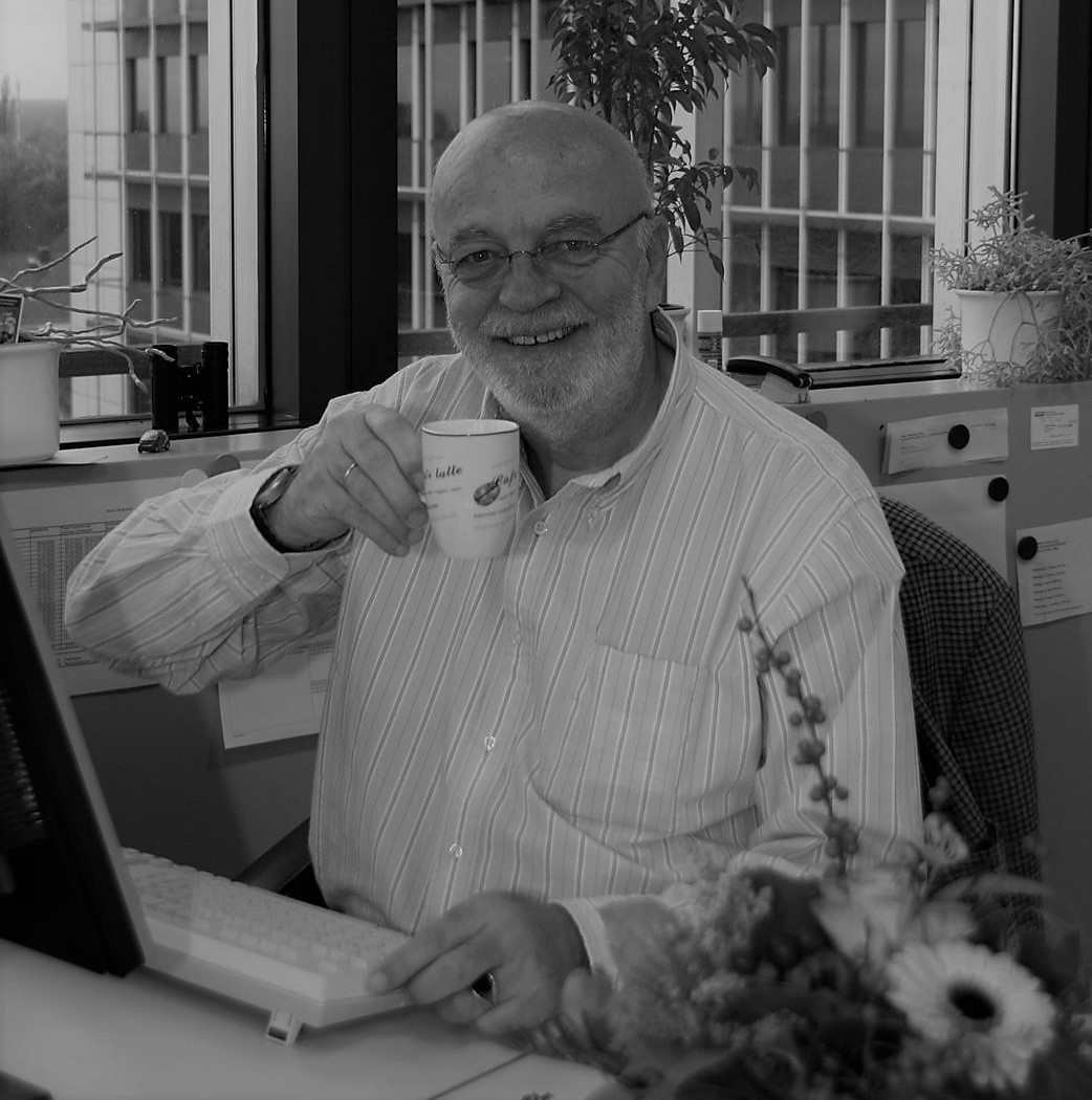 Peter Tränklein am Schreibtisch