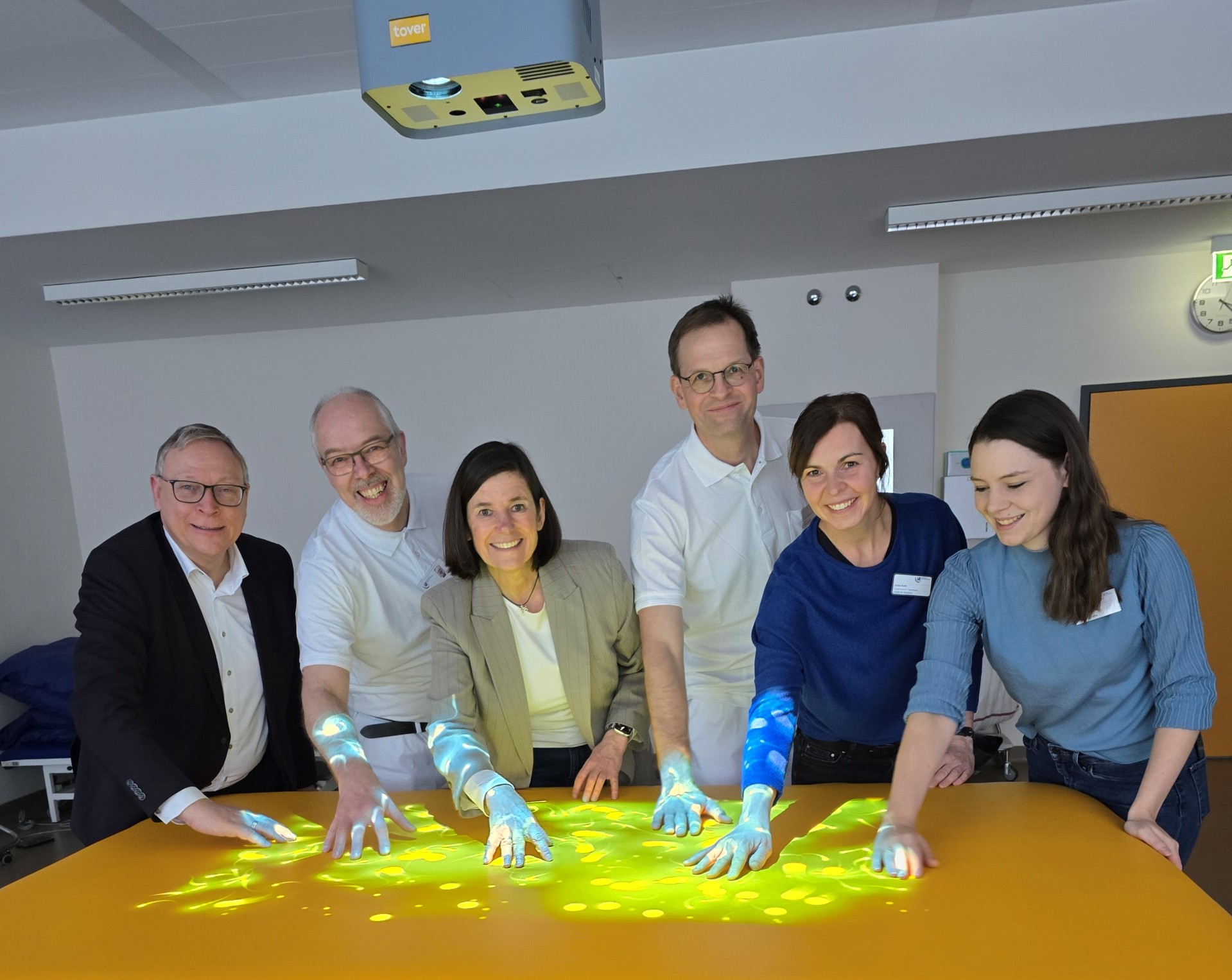 Eine Gruppe von Menschen an der Tovertafel