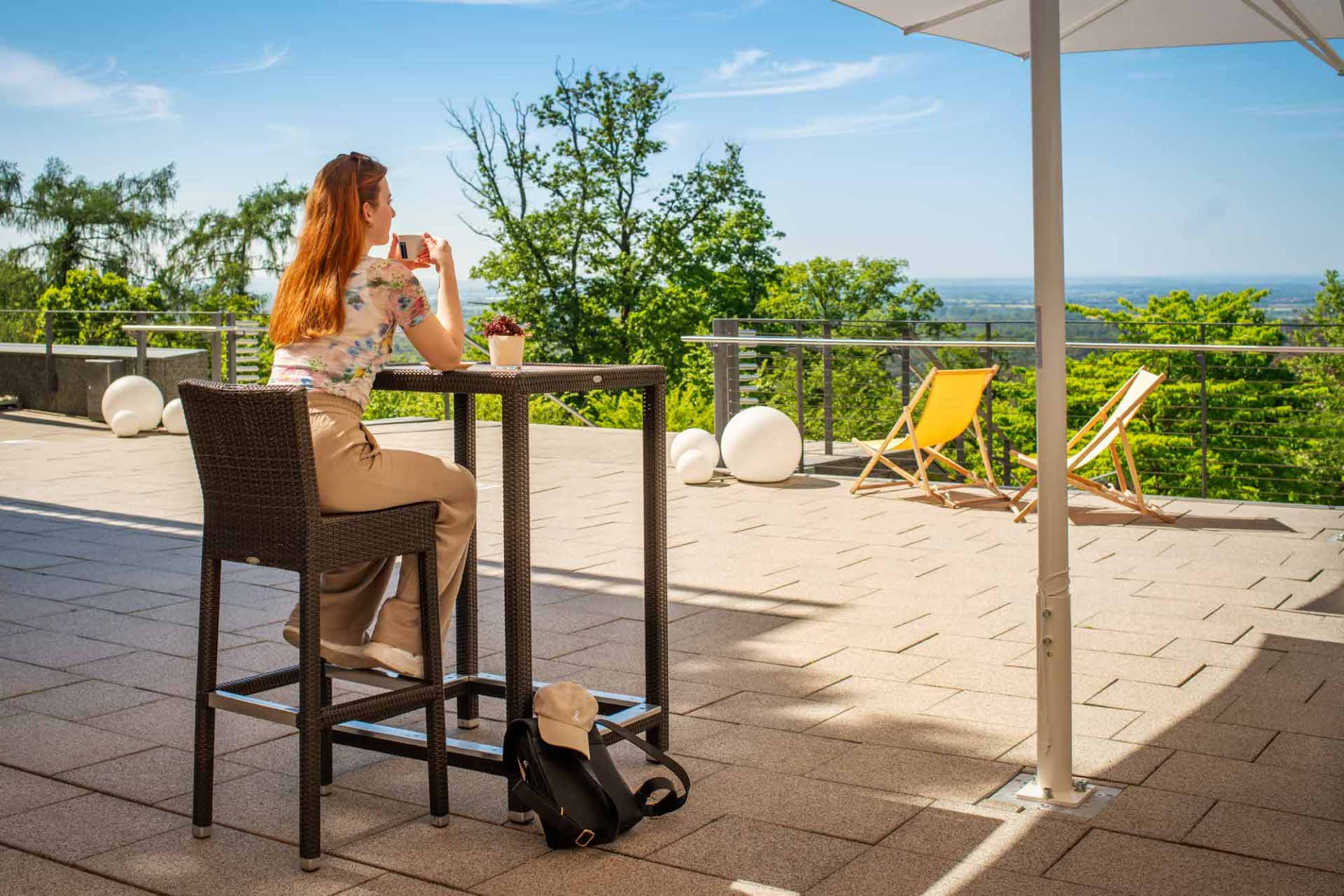 Eine Frau auf der Terrasse des Lufthansa-Tagungshotels in Seeheim-Jugenheim
