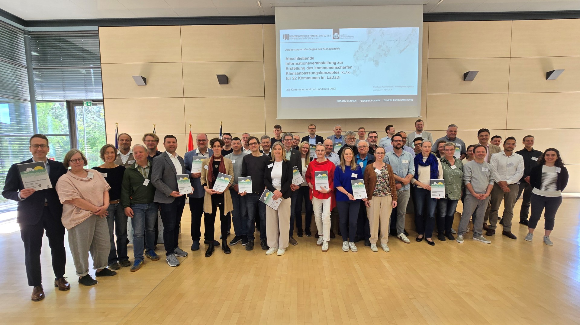 Bürgermeister und Mitarbeiter der 23 Kreiskommunen mit dem Klimaanpassungskonzept