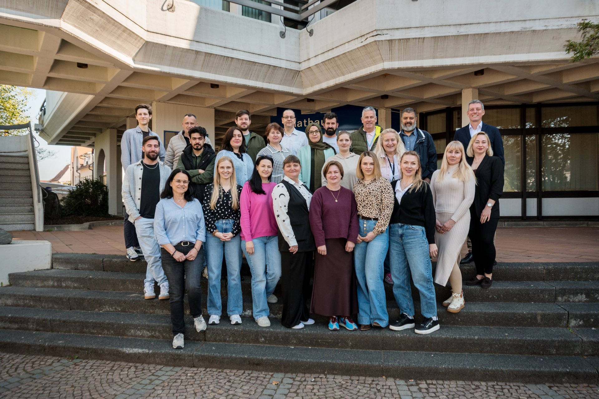 Die Teilnehmer des Regionalprojekts in Dieburg mit Mitarbeitern der KfB und Bürgermeister Frank Haus