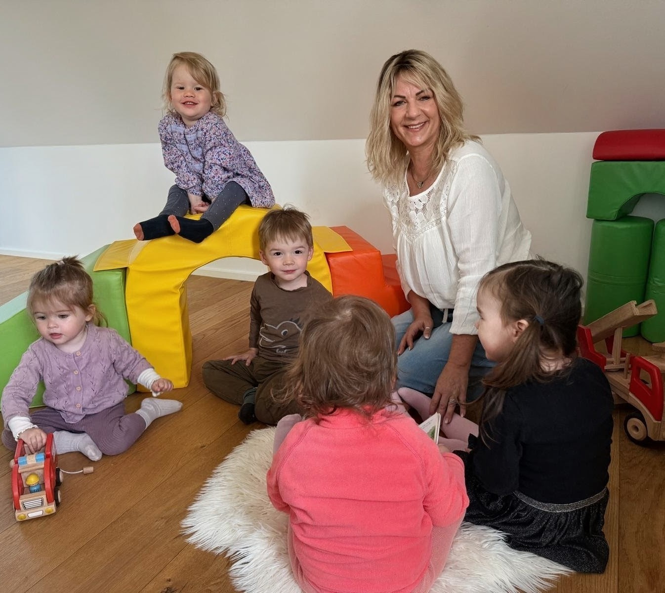 Tagesmutter mit ihren Kindern beim Spielen 