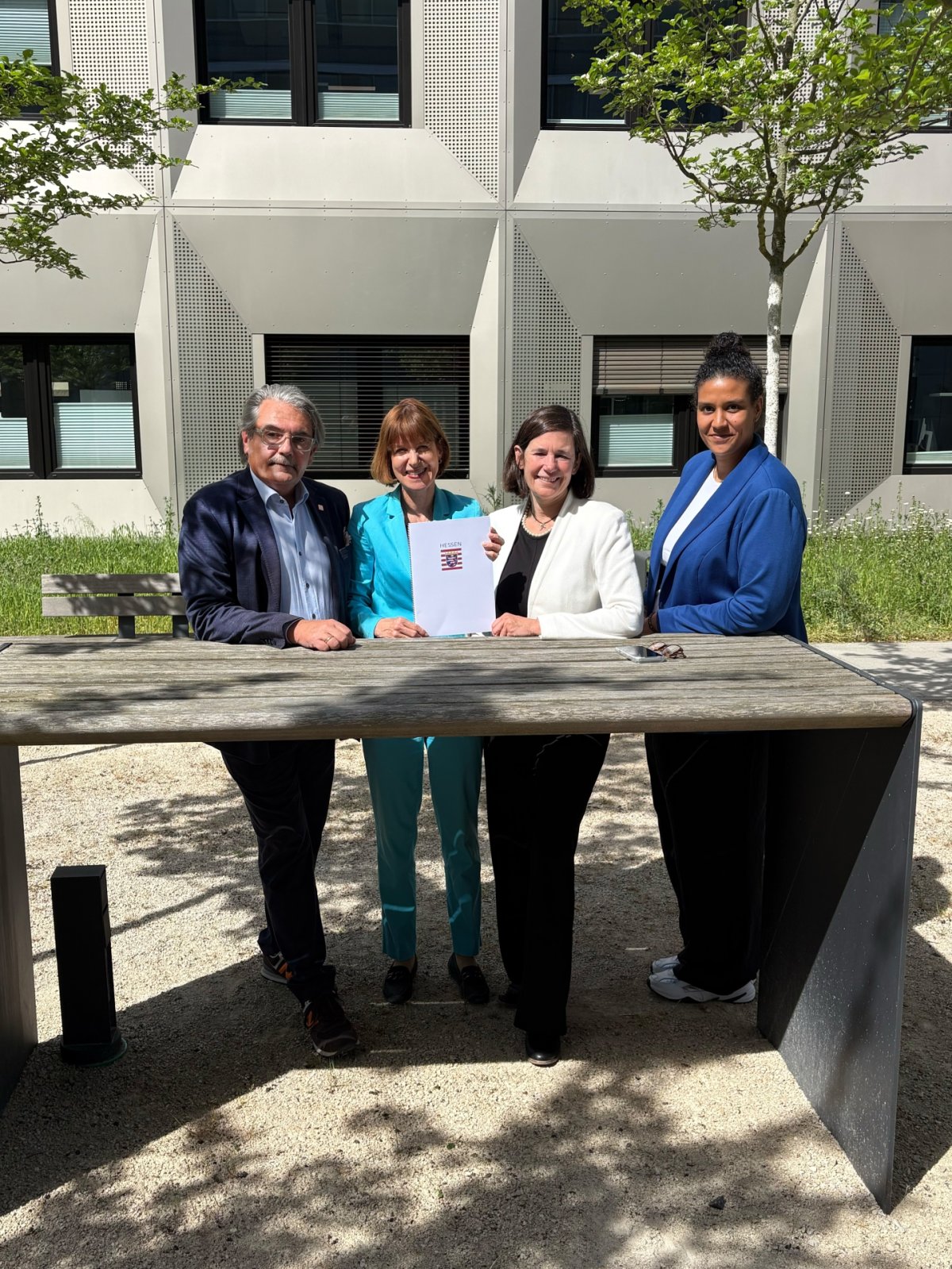 Landrat Klaus Peter Schellhaas, Staatsministerin Heike Hofmann, Sozial- und Jugenddezernentin Christel Sprößler & die Leiterin des Büros für Migration und Integration Vanessa Efande Mbome bei der Bescheidübergabe für das WIR-Vielfaltszentrum 