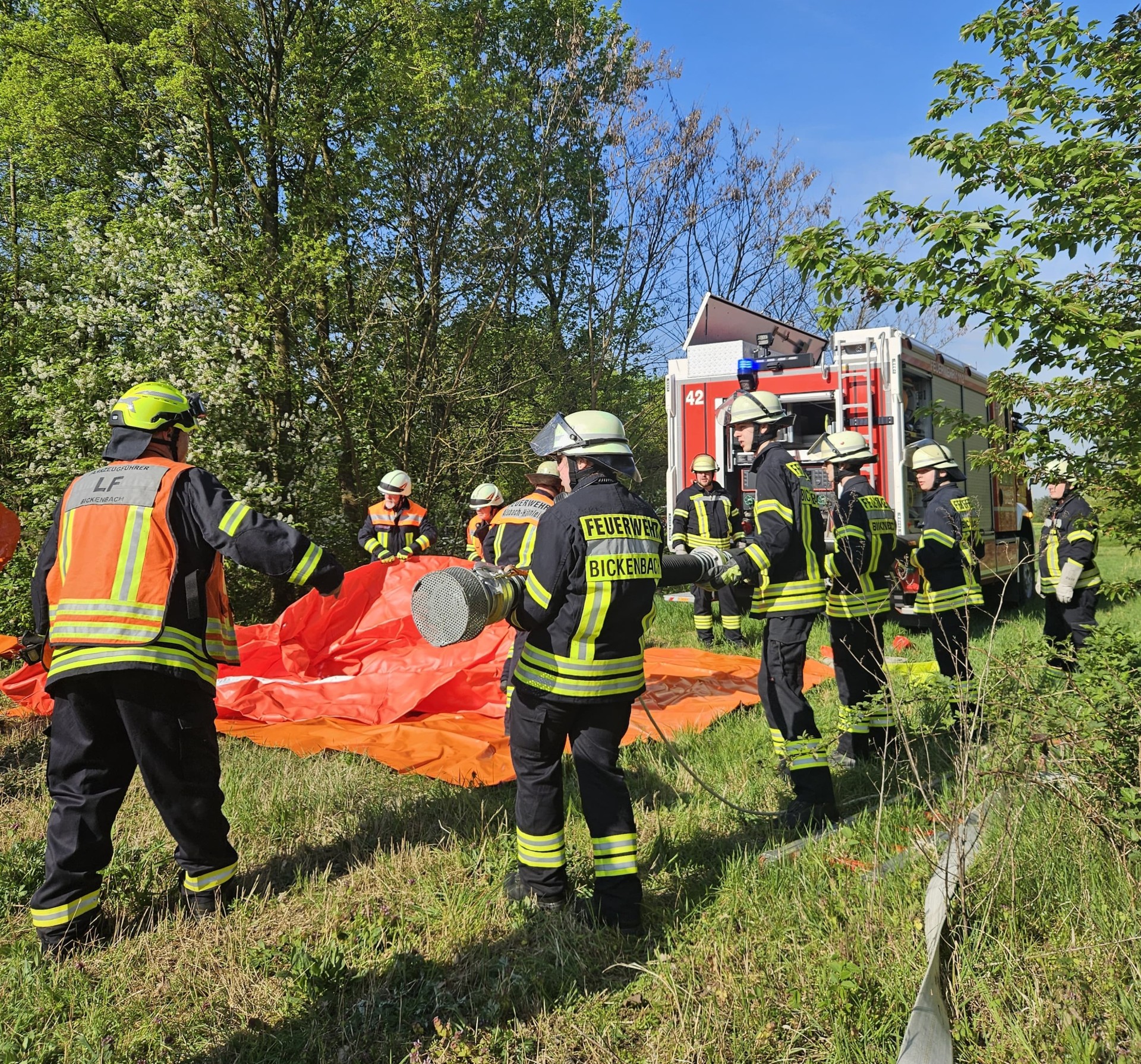 Mitglieder der Freiwilligen Feuerwehr Bickenbach bei der Waldbrandübung