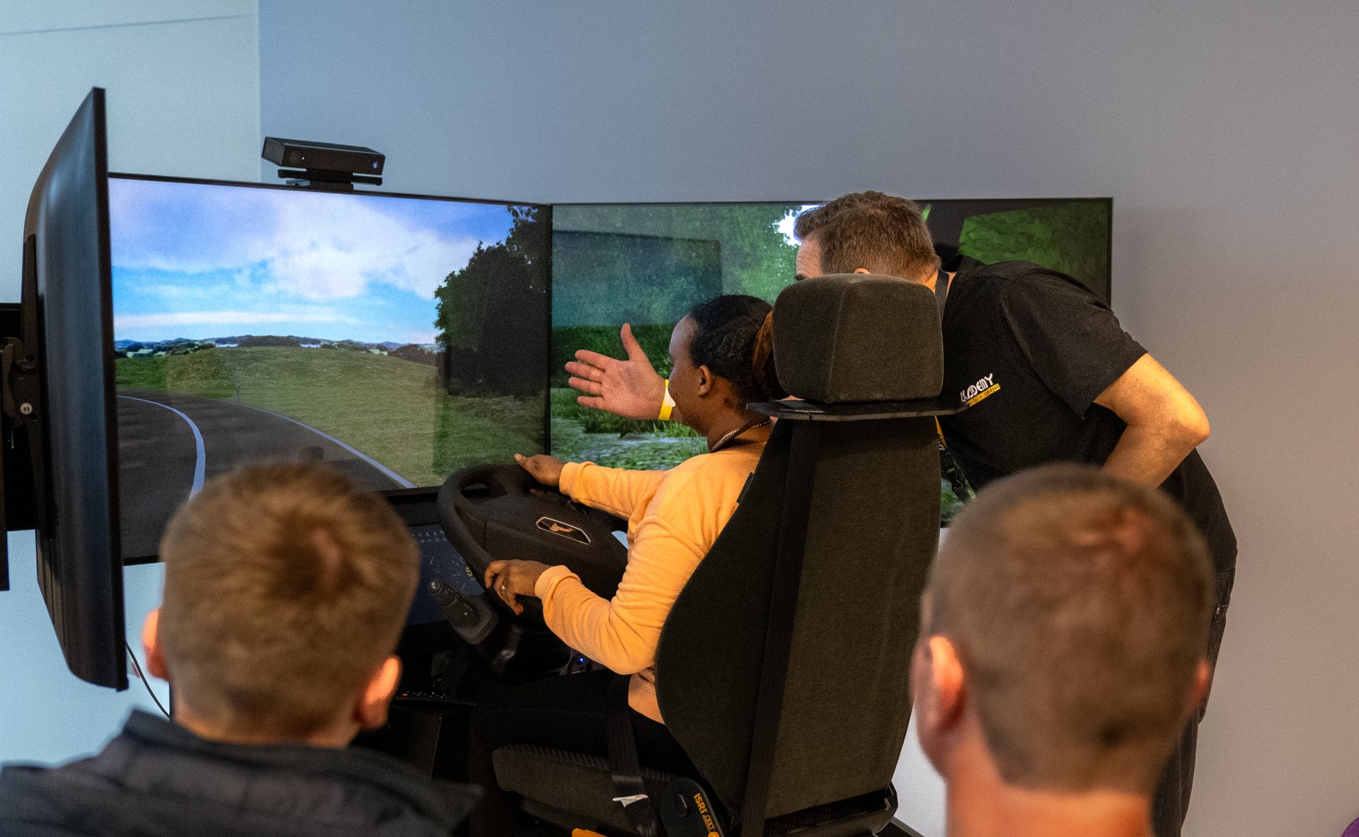 Jobmesse Rhein-Main 2026 Eine junge Frau an einem Fahrsimulator.