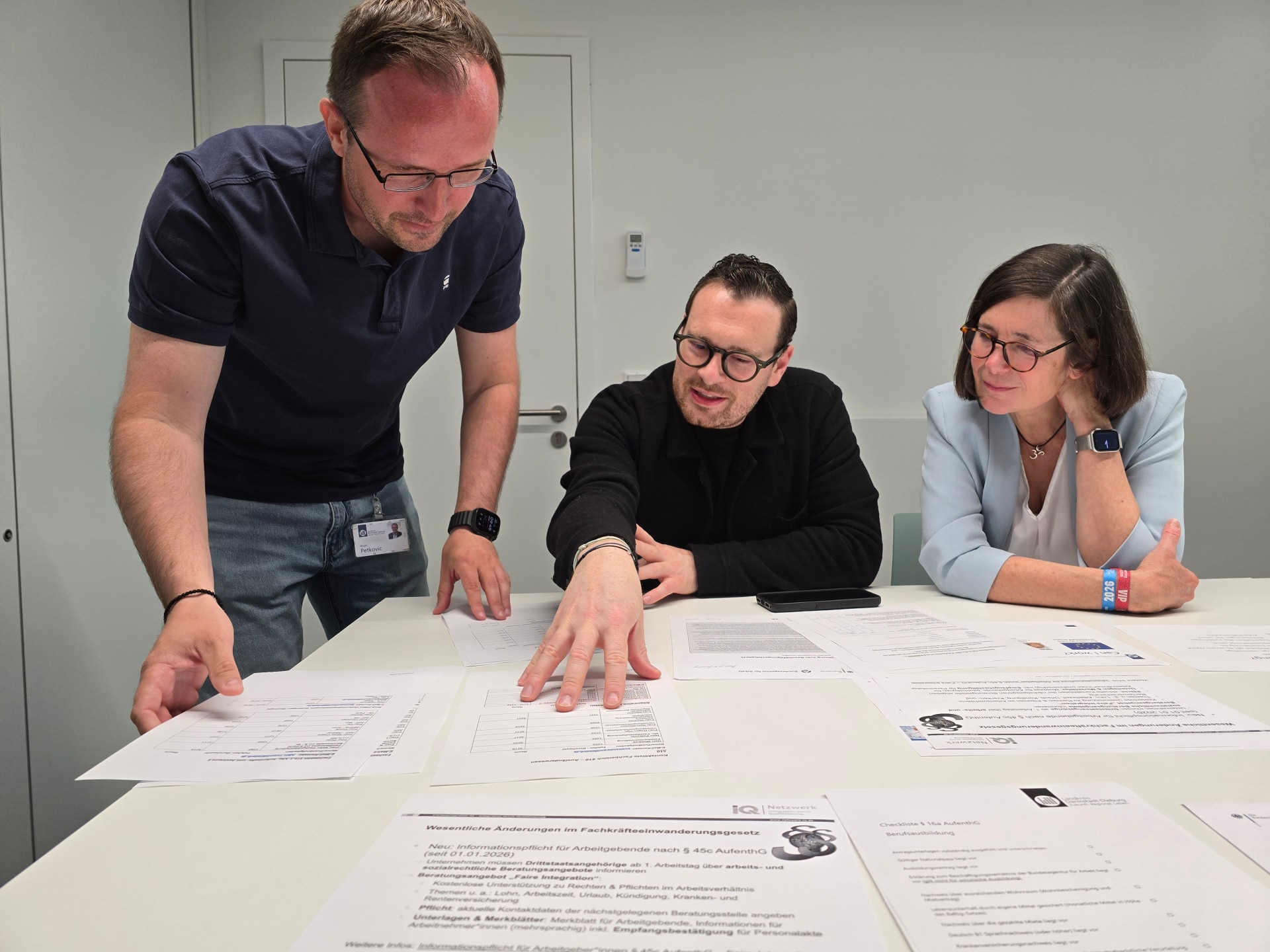 Beratung Loop5 Bojan Petkovic und Sozialdezernentin Christel Sprößler im Beratungstermin mit Dimitri Droukas von der Gastro Group.