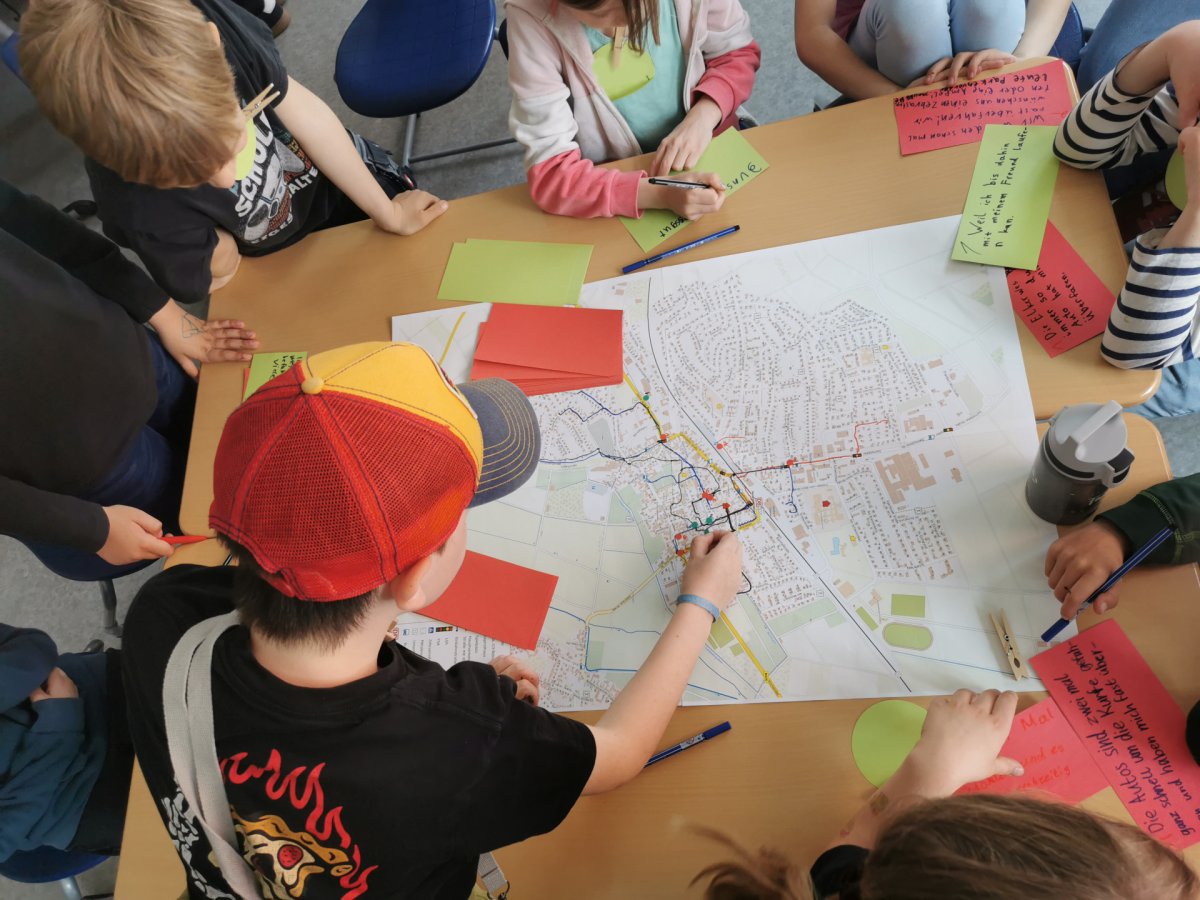 Schüler der Gersprenzschule Reinheim über einen Stadtplan gebeugt