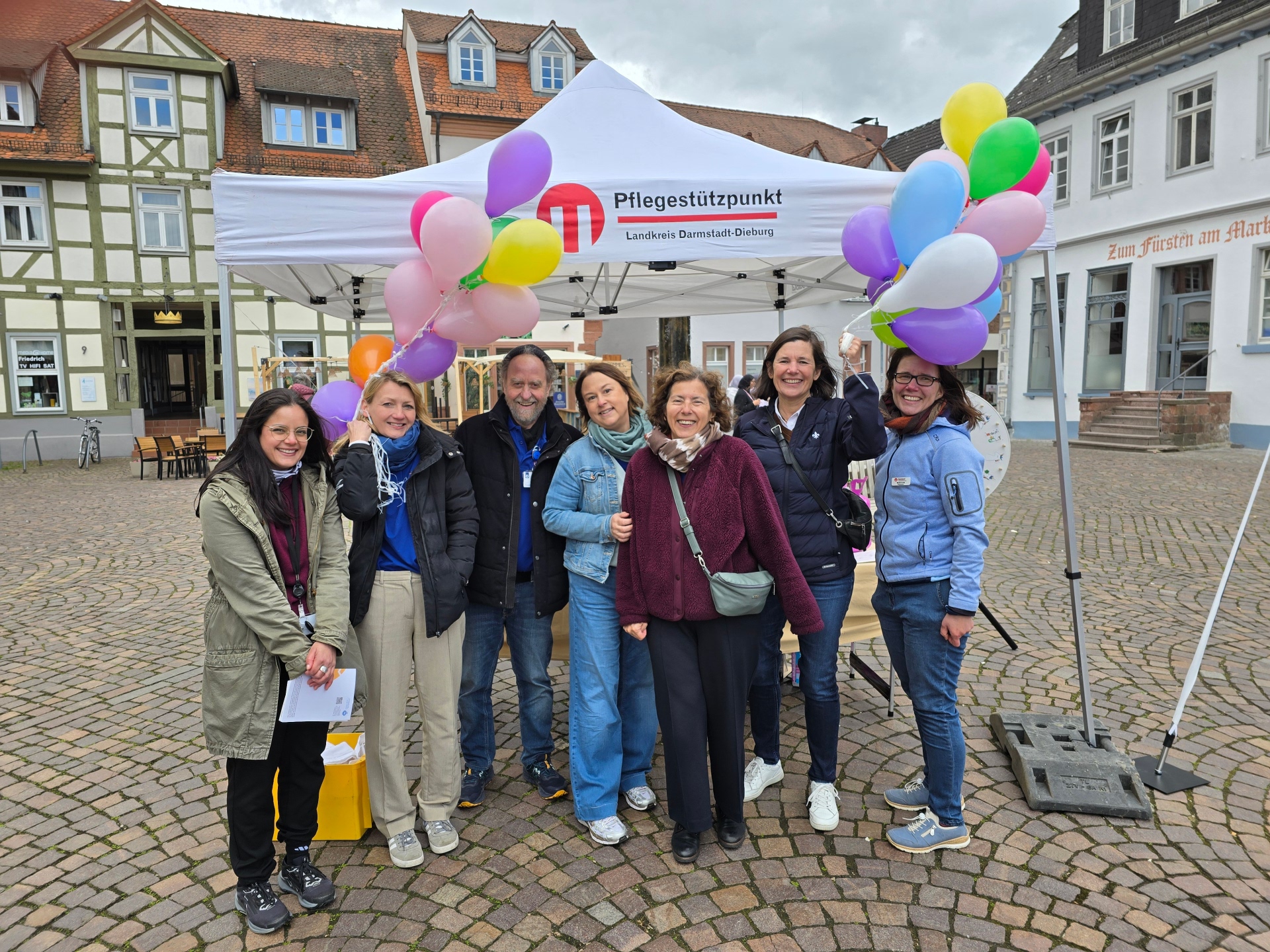 Sozialdezernentin Christel Sprößler mit dem Team des Pflegestützpunkts und des Seniorenbüros. Foto: Landkreis Darmstadt-Dieburg