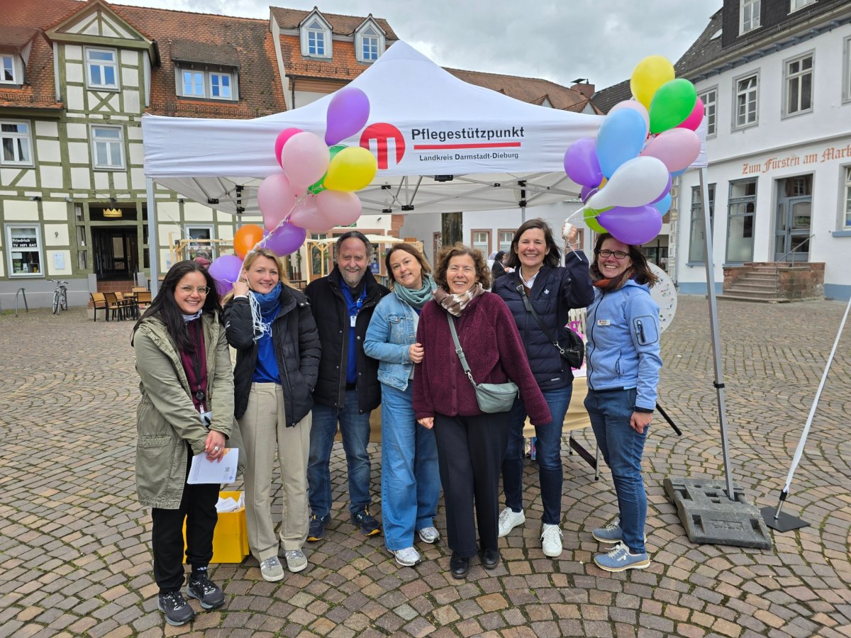 Sozialdezernentin Christel Sprößler mit dem Team des Pflegestützpunkts und des Seniorenbüros. Foto: Landkreis Darmstadt-Dieburg